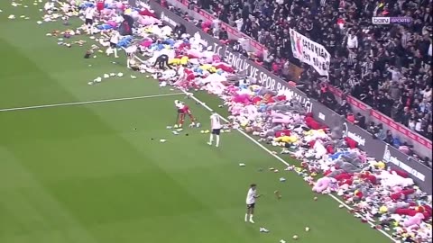 🚨WATCH: Fans of the Turkish football club Besiktas threw thousands of soft toys on the field