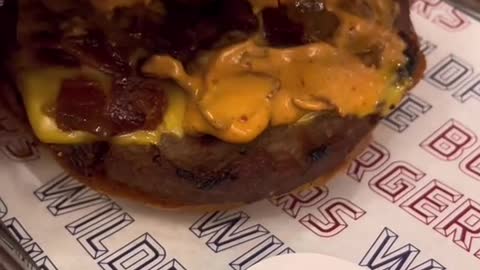 We tried the most contradictory burgerat this popular burger Jjoint