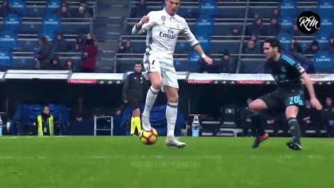 THIS CRISTIANO RONALDO SKILLS SHOULD BE ILLEGAL