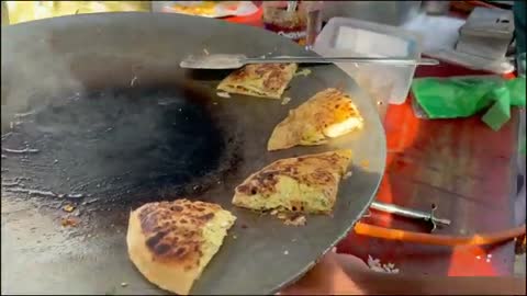 Delicious Stuffed Egg Paratha for just Rs 40 | Indian Street Food