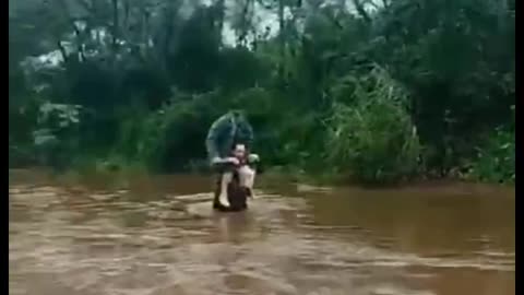 Vídeo mostra homem carregando idoso nos ombros para fugir de enchente