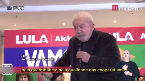 Fotógrafo tenta tirar garrafa de água das mãos de Lula e ex-presidente o repreende