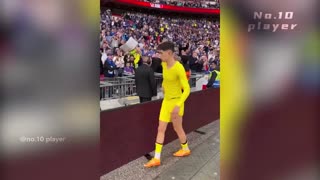 When Players React to Fans