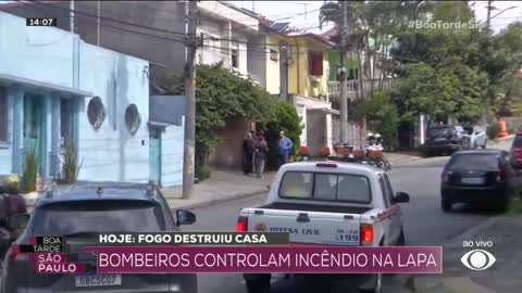 Bombeiros controlam incêndio em casa na Lapa