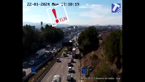 Accidente entre 8 camiones y dos coches en la AP-7 en Barberà del Vallès