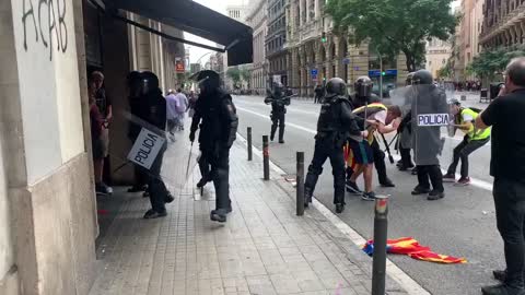 Con Policías nacionales durante el ataque separatista del 18-O en Barcelona (2)