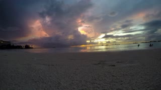 Secuencia: Atardecer en la playa capta impactante tormenta de relámpagos