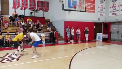 A basketball duel between high school students