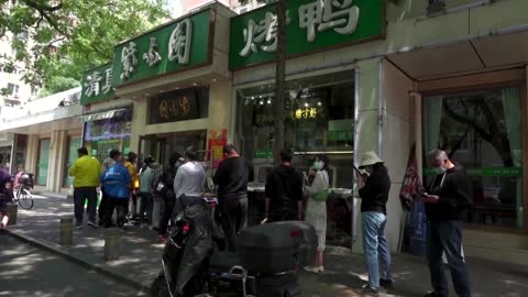 Beijing locals keep dining on duck despite COVID