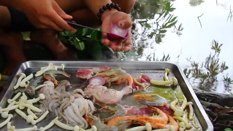 Cooking Seafood BBQ Squids,Shrimp,Chicken,Beef with Hot Chili Sauce