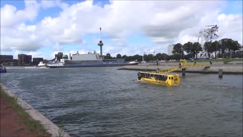 Amfibiebus / Busboot rijdt het water in!TreinVideo.