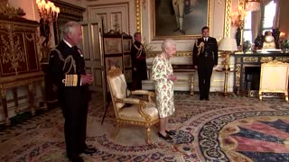 Queen Elizabeth presents George Cross award to health workers