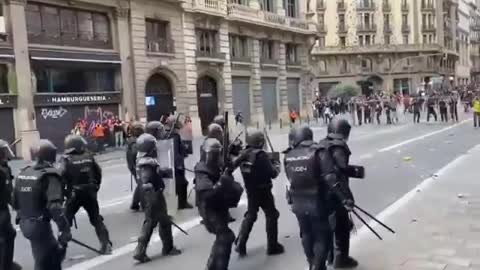 Con Policías nacionales durante el ataque separatista del 18-O en Barcelona (3)