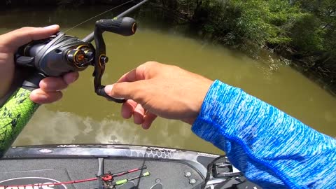 Fishing BIG Worms for BIG Bass (River Fishing)