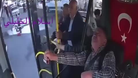 תופעת לוואי נהג אוטובוס בטורקיה חווה תסמונת נורולוגית במהלך נהיגה