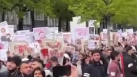 Germany, Islamic fundamentalists demonstrate in the streets of Hamburg praising the caliphate