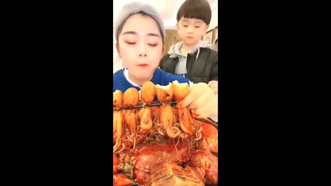 Cute girl eating seafood 🥀🥀🥀🥀
