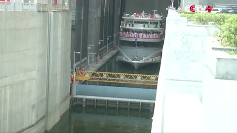 Vertical ship elevator at the Three Gorges Dam in the Chinese province of Hubei. 😱😱😱