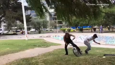 Man in bike does flip and crashes into other guy