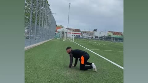 Excelente truco de freestyle con balón de fútbol profesional