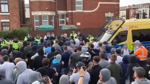 Tommy 'Shekels' Robinson's thugs start an anti Muslim riot in Leeds