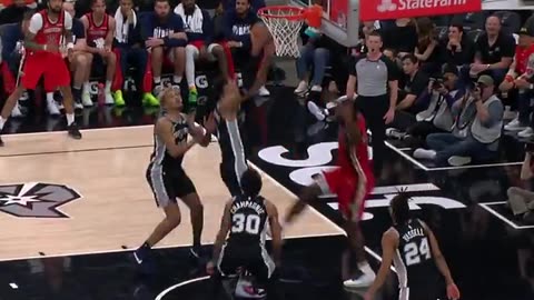 NBA - Wemby preserves the Spurs' 1-point lead with a minute to play! Pelicans-Spurs