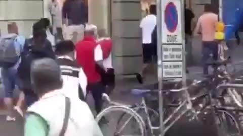 knife fight in uk - citizens jump in