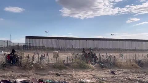 Hundreds of migrants rushed towards Texas border after fencing breached
