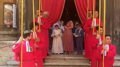 Início da Procissão de Corpus Christi na paróquia Trinità dei Pellegrini (Roma)