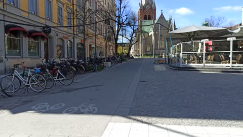 Promenerar från Stortorget. Är också inne på Biblioteket.