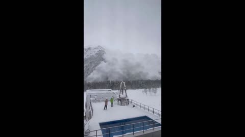 Horrifying avalanche on Mt. Elbrus in Russia caught on camera. 2021