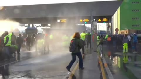 Idranti sui manifestanti a mani alzate - Trieste (18.10.2021)