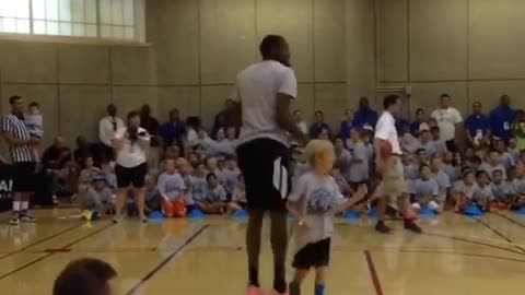 Kevin Durant jokingly blocks little kid's shot