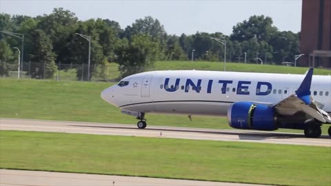 United Boeing 737 MAX 9 arriving at St Louis Lambert Intl - STL
