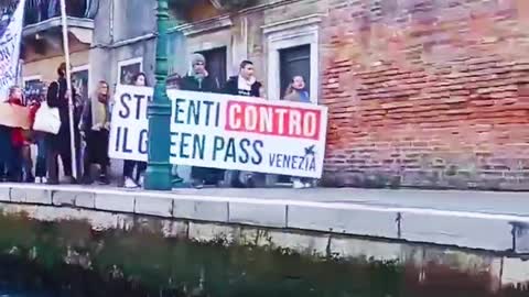 LOVE MY ITALIAN STUDENTS HOLDING THE LINE IN VENICE!!! VIVA LA LIBERTÀ!!!