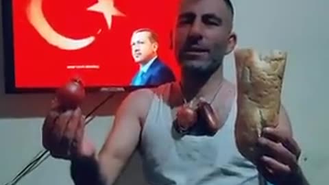 Boynuna soğan kolyesi yapan AKPli - Gerekirse kuru ekmek soğan yeriz. Erdoğandan vazgeçmey