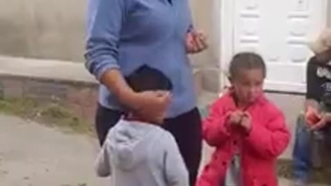 Video: Niño conmueve las redes sociales tras negociar una serenata para su mamá por mil pesos