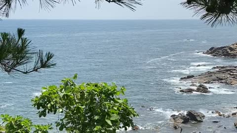 the ocean view of the waves from the mountains