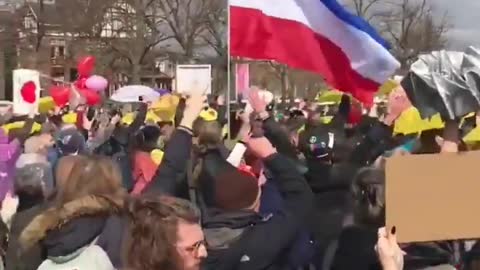 Van Gogh Museum, Dutch anti-lockdown protesters.