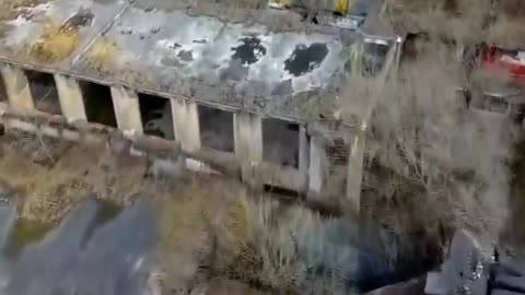 Um campo de trabalhos forçados abandonado chinês, também conhecido como campo de reeducação em um penhasco.