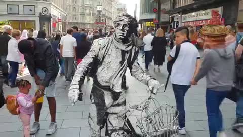 Dressing Looks Cool Living Human Statue performer . | Street Entertainer | Madrid