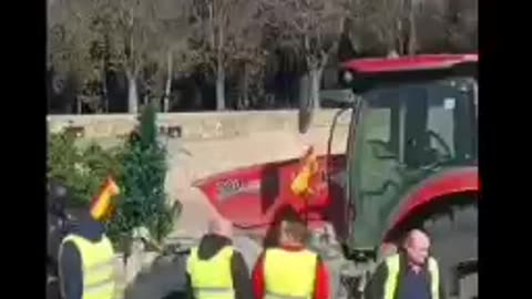 Spagna i contadini cacciano la polizia antisommossa