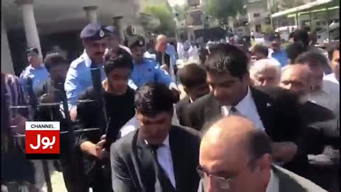 Asif Zardari talking to Media just before arrest _ BOL News (1)