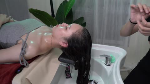 Relaxing policewoman wash her hair and massage with water, you will feel the comfort