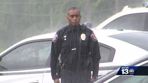 Powerful Moment: Brave Officer Stands in Rain to Honor WW2 Vet