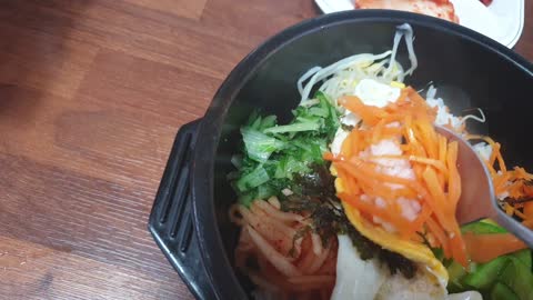 한국의 전통음식 비빔밥. Korean traditional food bibimbap.