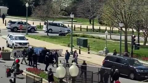 🐕🐕JUST IN - Car smashed into the barrier at US Capitol complex