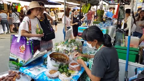 Jatujak Market Food Adventures: Savoring Miang Kham – Thailand's Royal Leaf Wrap