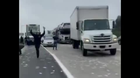 The door of the banknote truck opened suddenly, and the "banknote rain" began to fall on the highway