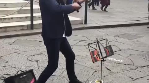 Artista callejero deslumbra a los espectadores con una épica presentación de violín